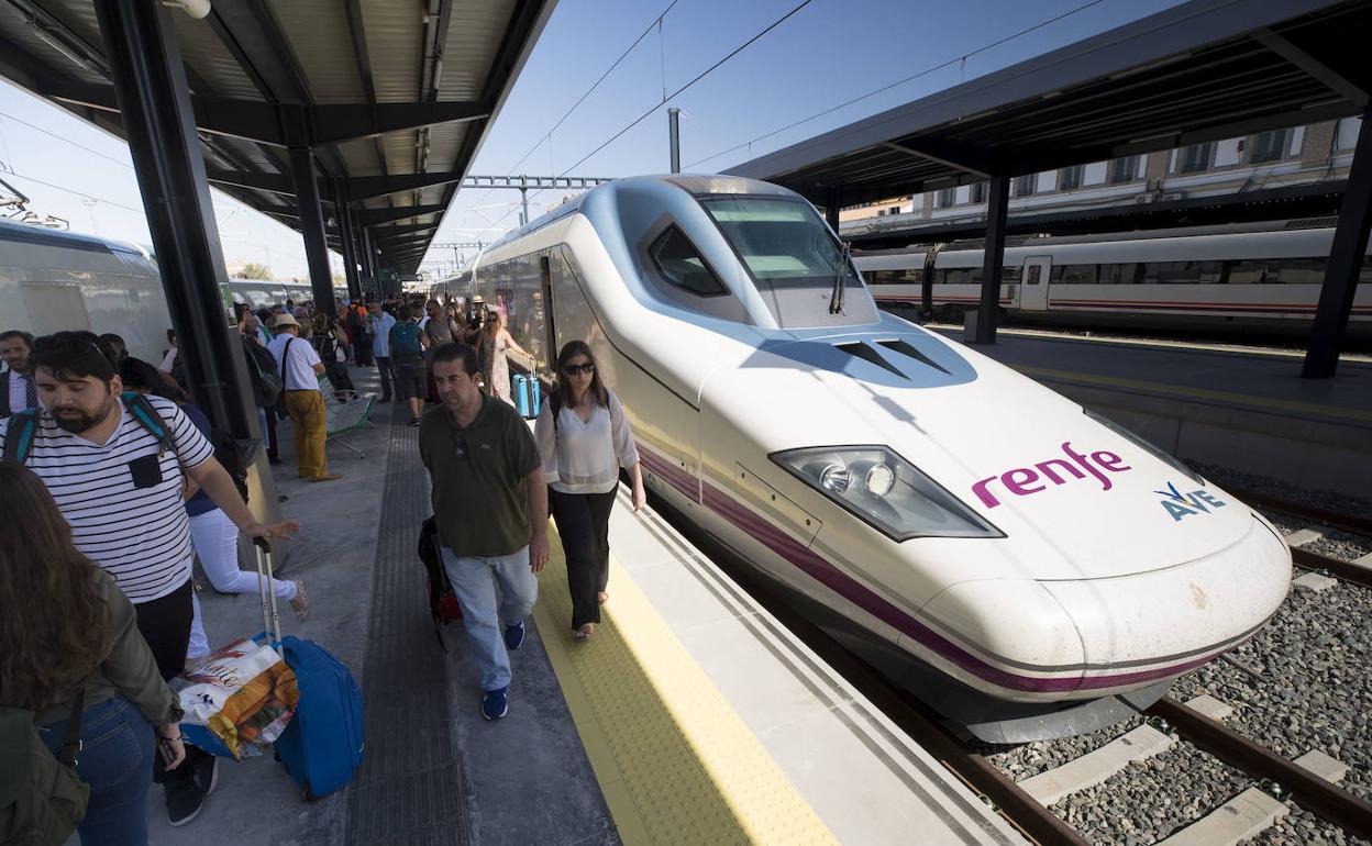 AVE de Granada: El tren de Alta Velocidad ha sido utilizado por 85.000 viajeros en el primer mes