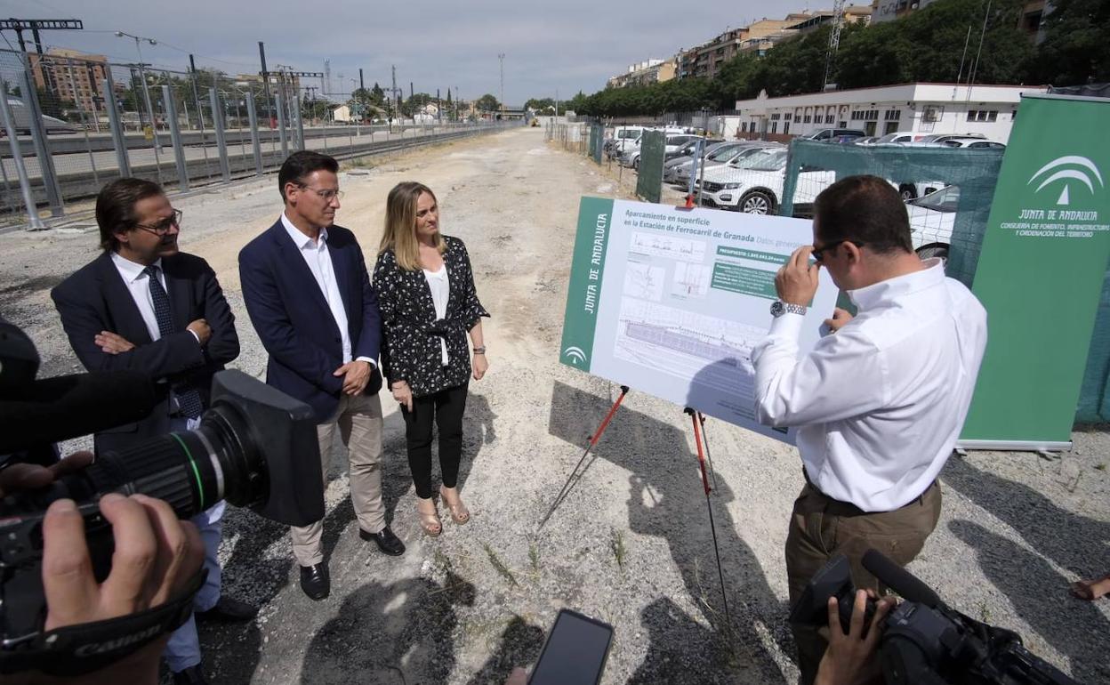 Antonio Granados, Luis Salvador y Marifrán Carazo en la presentación del parking de Andaluces.