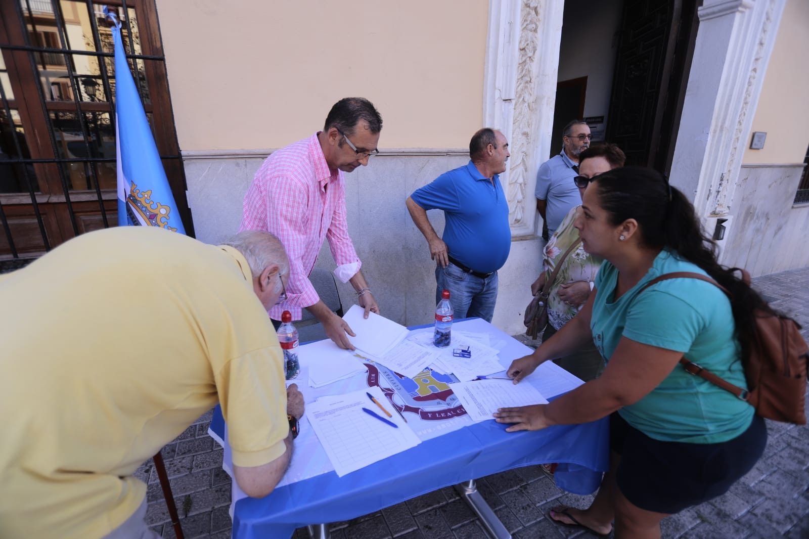 Fotos: Motrileños y visitantes se plantan contra la prohibición de aparcar en la arena
