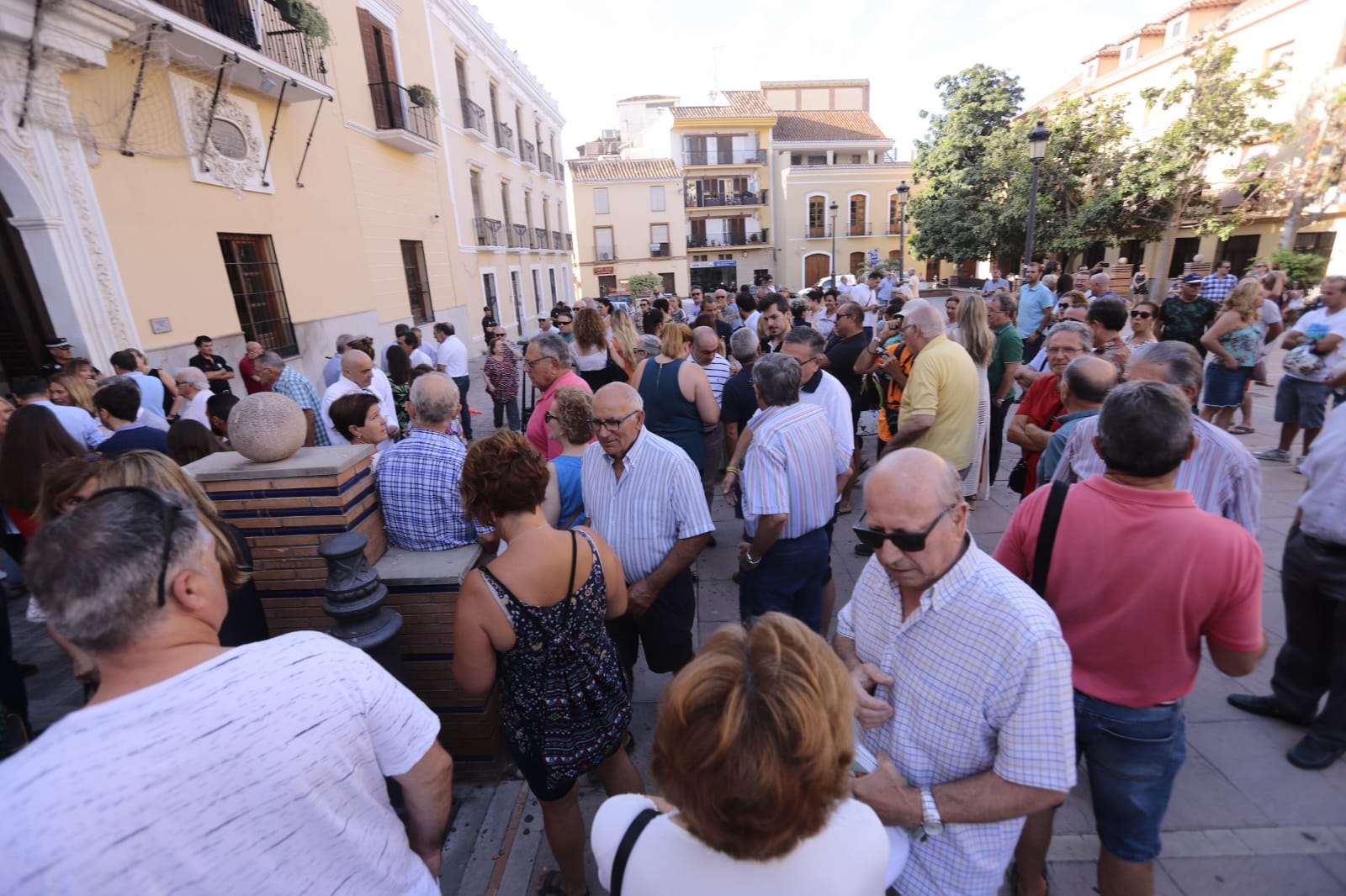 Fotos: Motrileños y visitantes se plantan contra la prohibición de aparcar en la arena