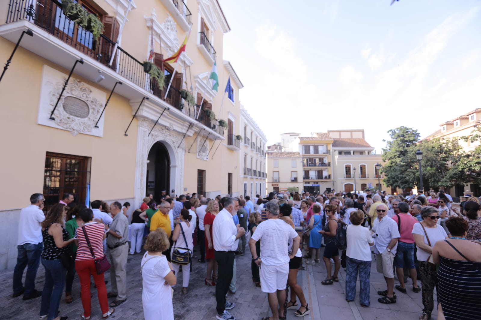 Fotos: Motrileños y visitantes se plantan contra la prohibición de aparcar en la arena