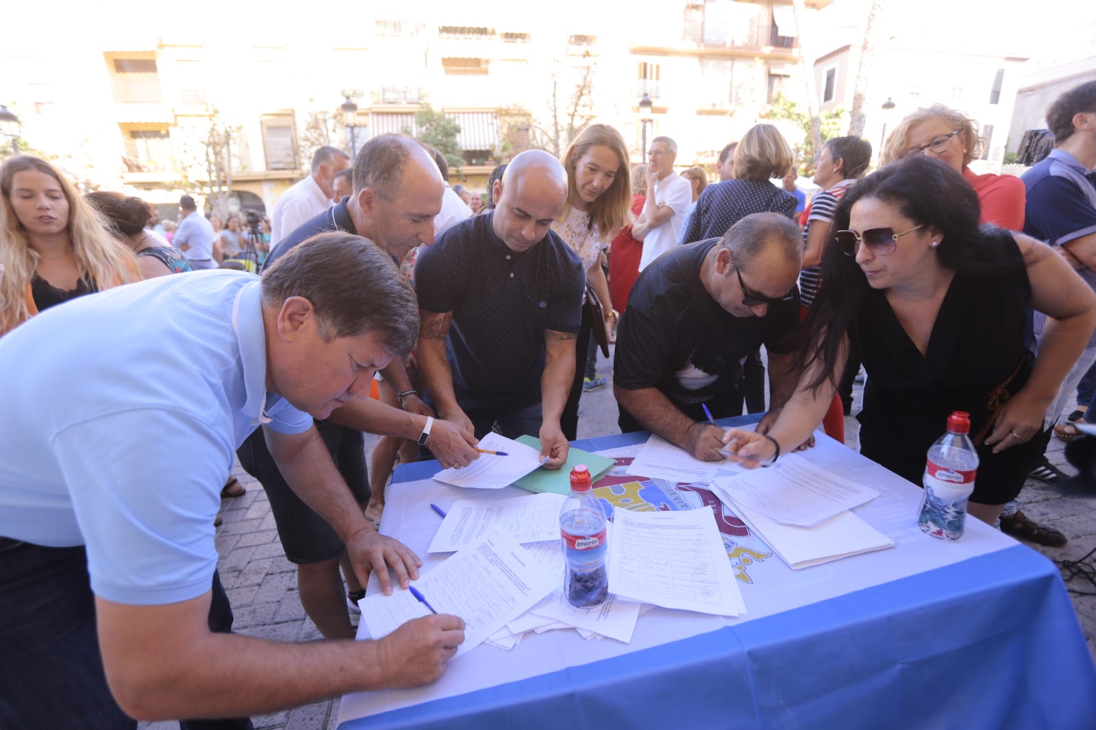 Fotos: Motrileños y visitantes se plantan contra la prohibición de aparcar en la arena