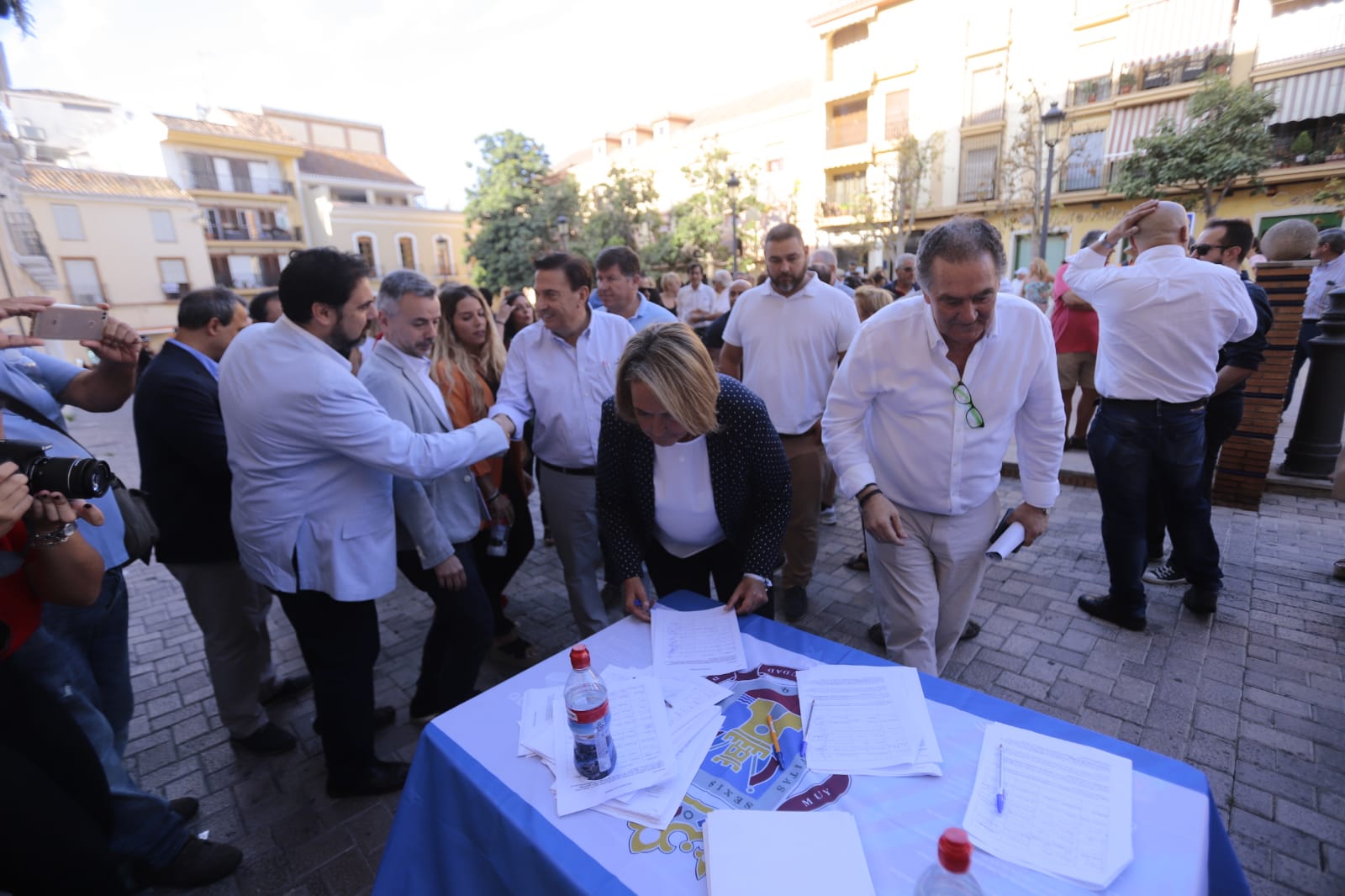 Fotos: Motrileños y visitantes se plantan contra la prohibición de aparcar en la arena