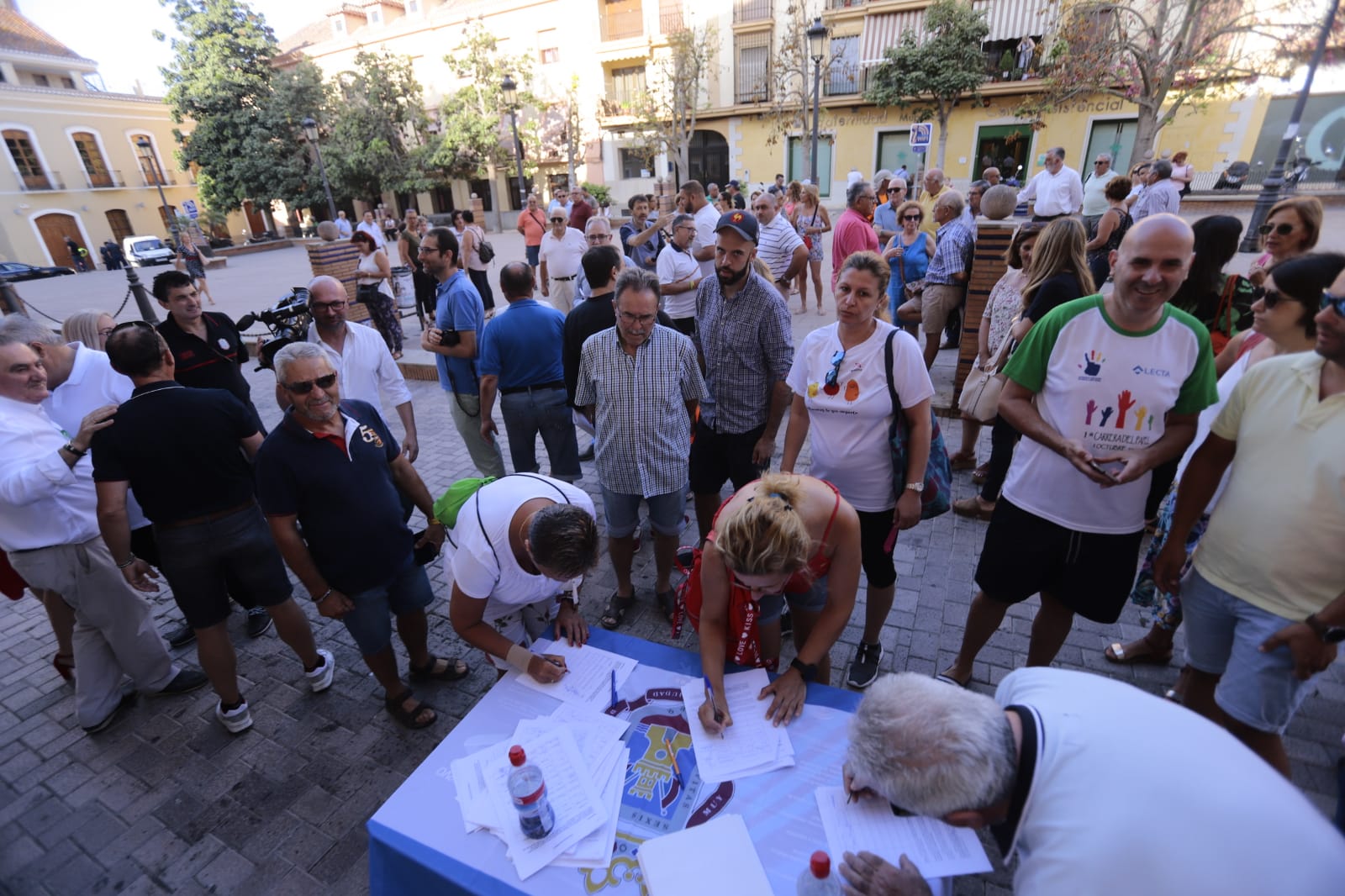Fotos: Motrileños y visitantes se plantan contra la prohibición de aparcar en la arena