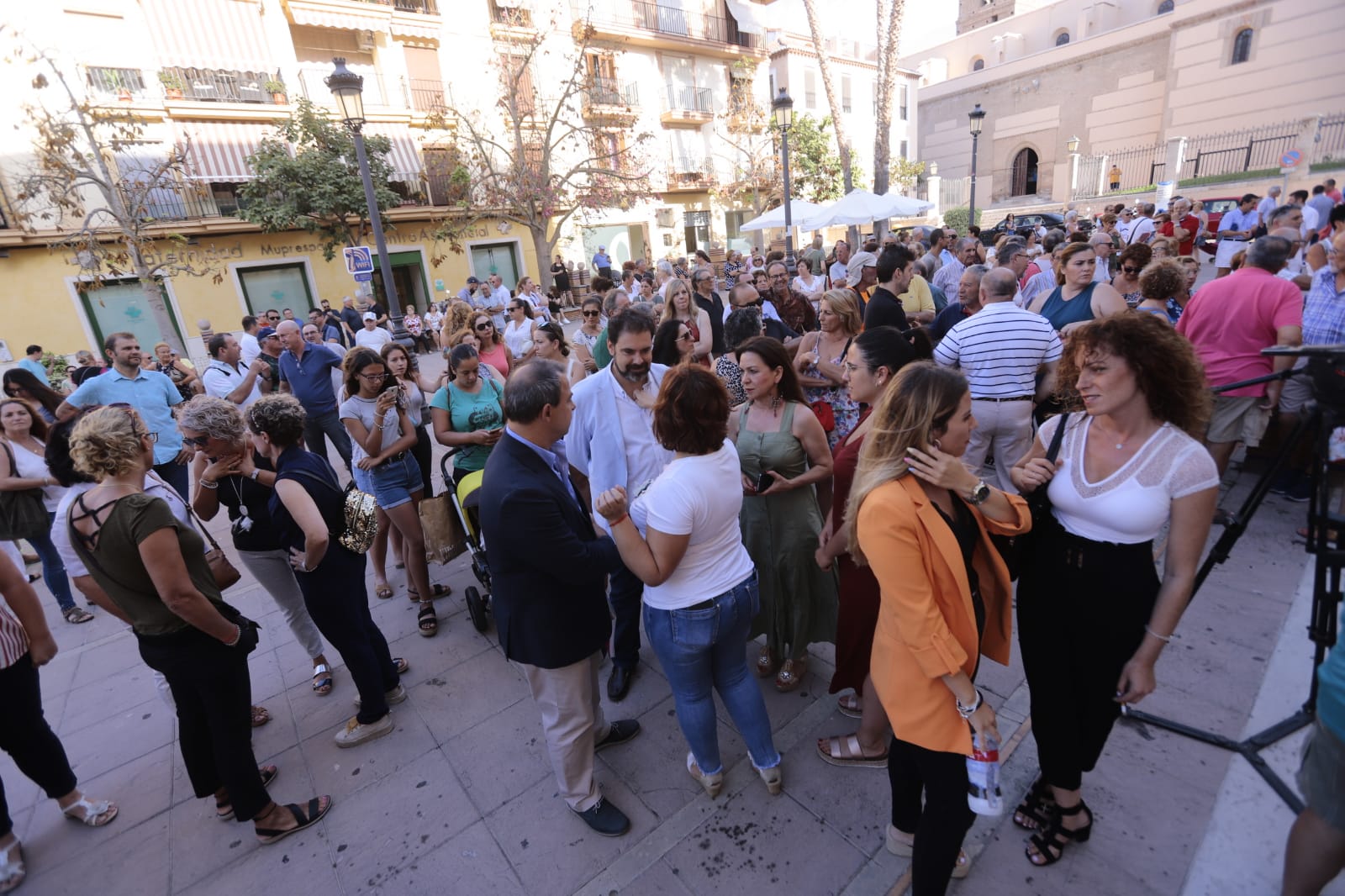 Fotos: Motrileños y visitantes se plantan contra la prohibición de aparcar en la arena