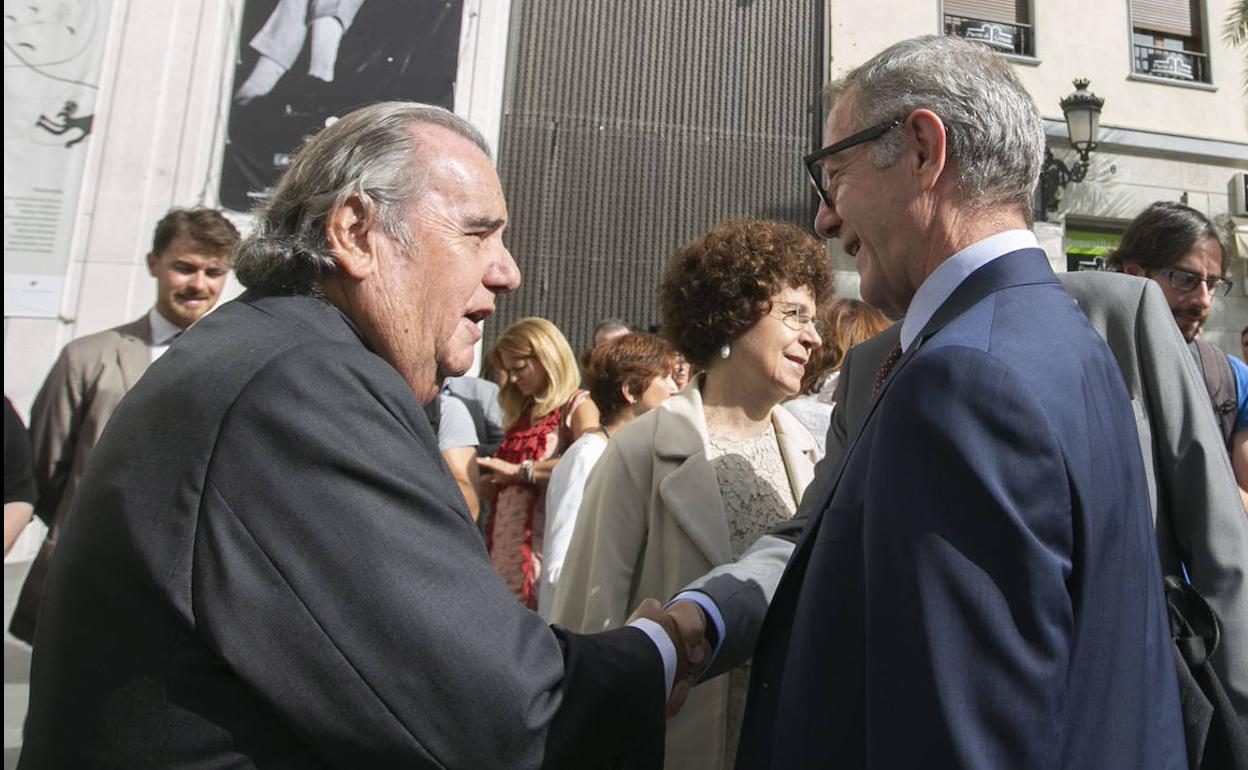 Cortés, a la izquierda, el día en que llegó a Granada el legado de Lorca.