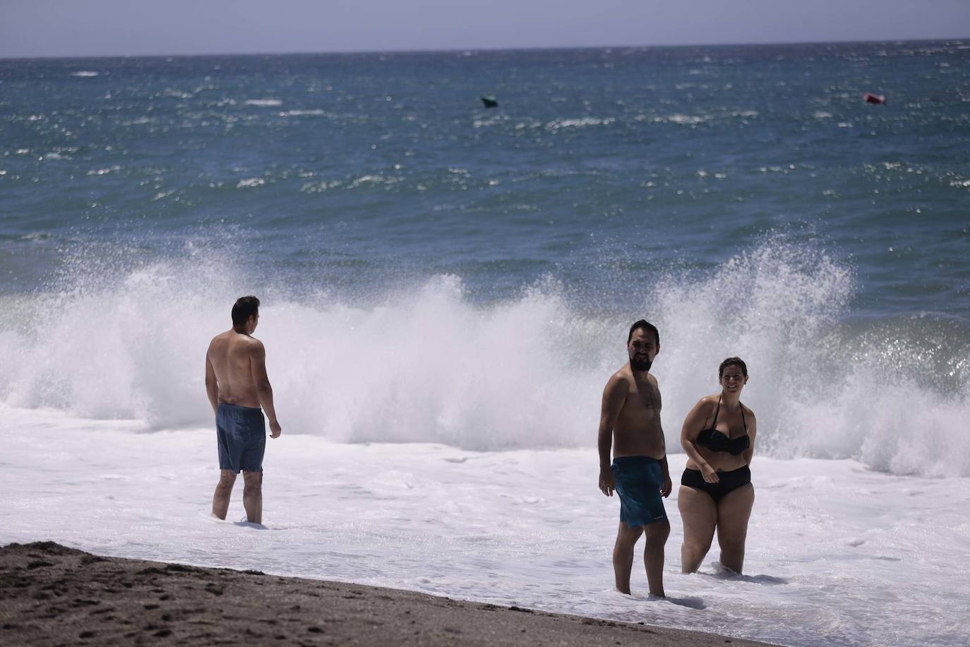 Poniente regresa y hace de las suyas en la Costa. Reaparece el escalón de arena en Playa Granada y las principales playas izan la bandera roja