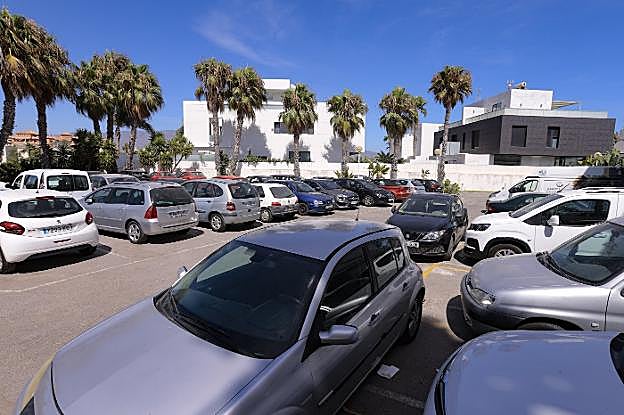 Los conductores dejan el coche cerca de la arena.