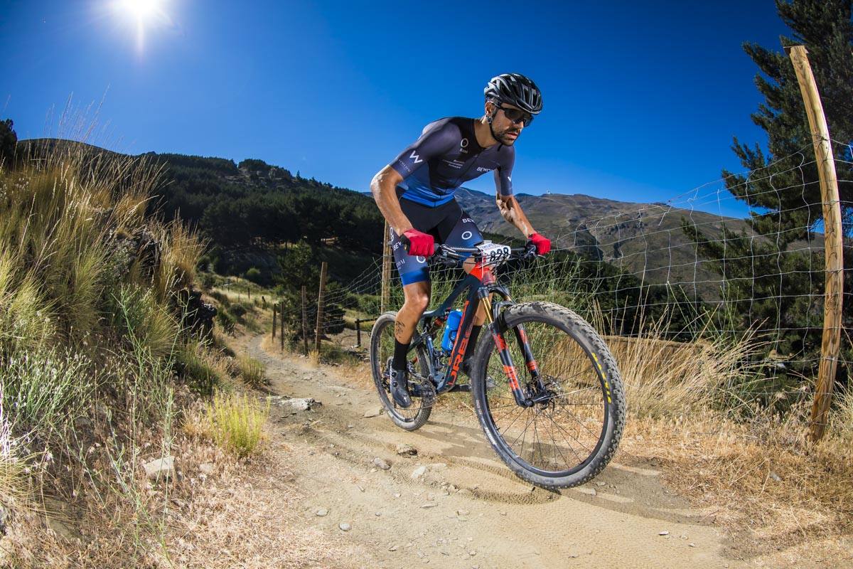 Ciclistas de todas las provincias andaluzas probaron su habilidad con la bicicleta en las curvas, subidas y descensos del circuito de Sierra Nevada