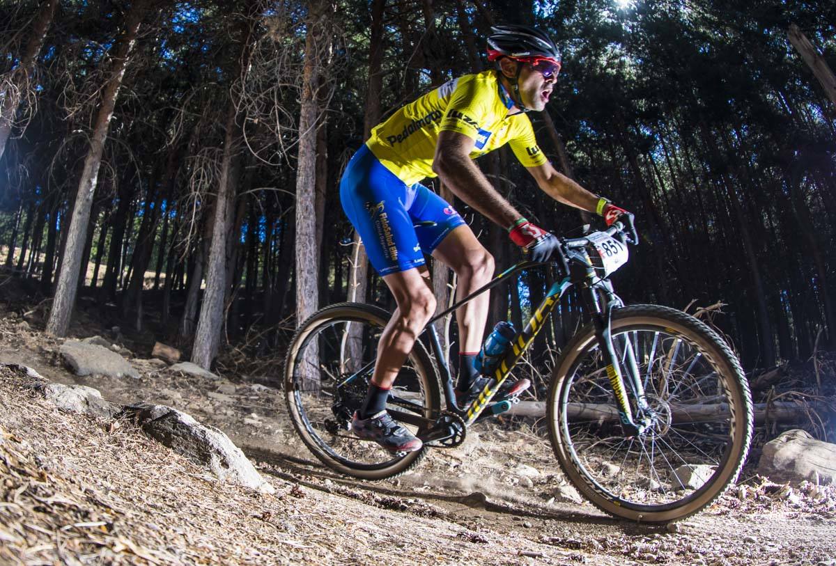 Ciclistas de todas las provincias andaluzas probaron su habilidad con la bicicleta en las curvas, subidas y descensos del circuito de Sierra Nevada