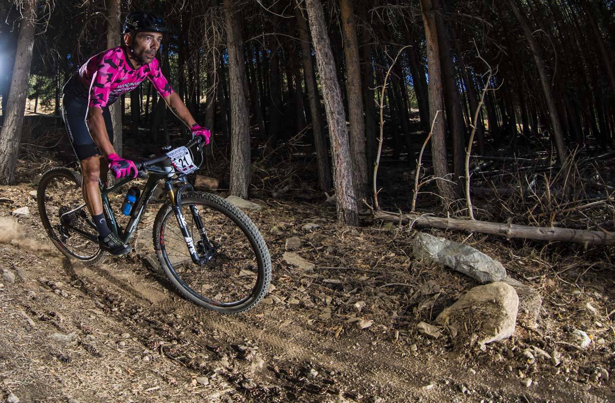 Ciclistas de todas las provincias andaluzas probaron su habilidad con la bicicleta en las curvas, subidas y descensos del circuito de Sierra Nevada