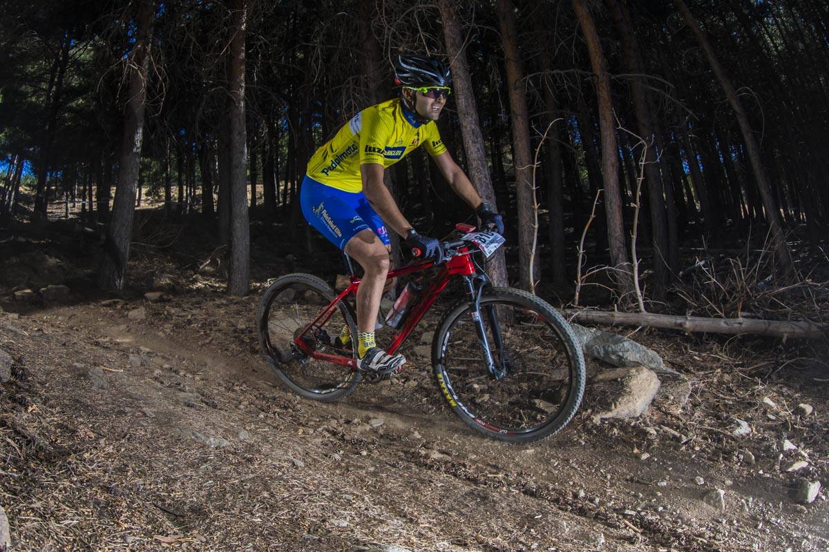 Ciclistas de todas las provincias andaluzas probaron su habilidad con la bicicleta en las curvas, subidas y descensos del circuito de Sierra Nevada