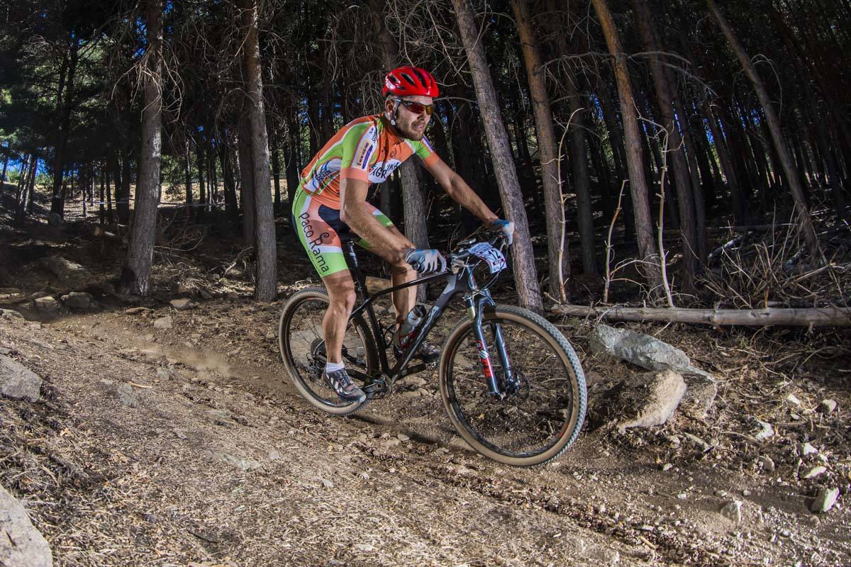Ciclistas de todas las provincias andaluzas probaron su habilidad con la bicicleta en las curvas, subidas y descensos del circuito de Sierra Nevada