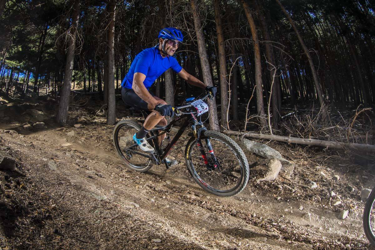 Ciclistas de todas las provincias andaluzas probaron su habilidad con la bicicleta en las curvas, subidas y descensos del circuito de Sierra Nevada