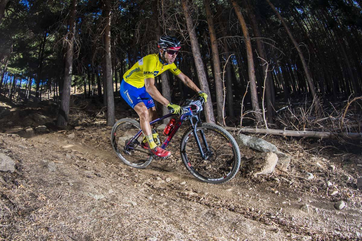 Ciclistas de todas las provincias andaluzas probaron su habilidad con la bicicleta en las curvas, subidas y descensos del circuito de Sierra Nevada
