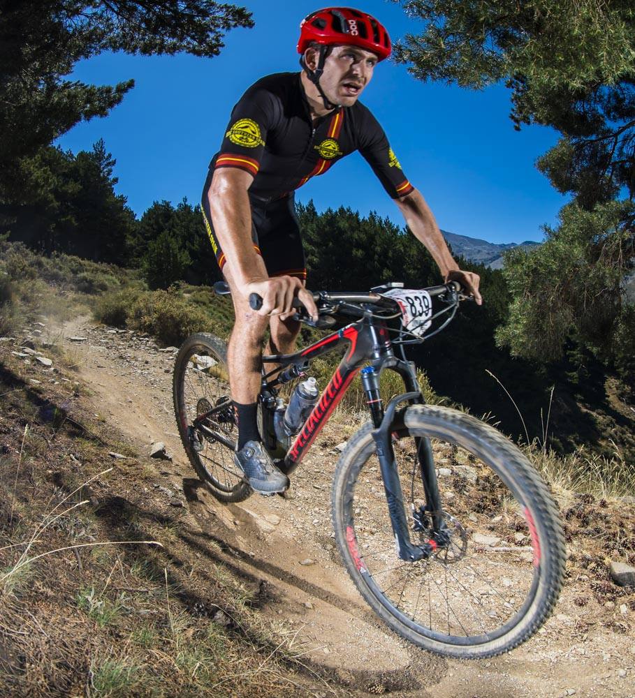 Ciclistas de todas las provincias andaluzas probaron su habilidad con la bicicleta en las curvas, subidas y descensos del circuito de Sierra Nevada