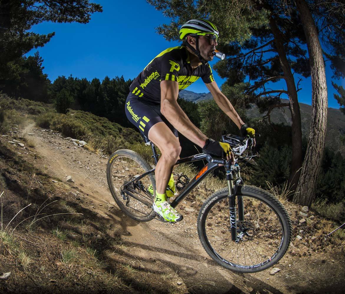 Ciclistas de todas las provincias andaluzas probaron su habilidad con la bicicleta en las curvas, subidas y descensos del circuito de Sierra Nevada