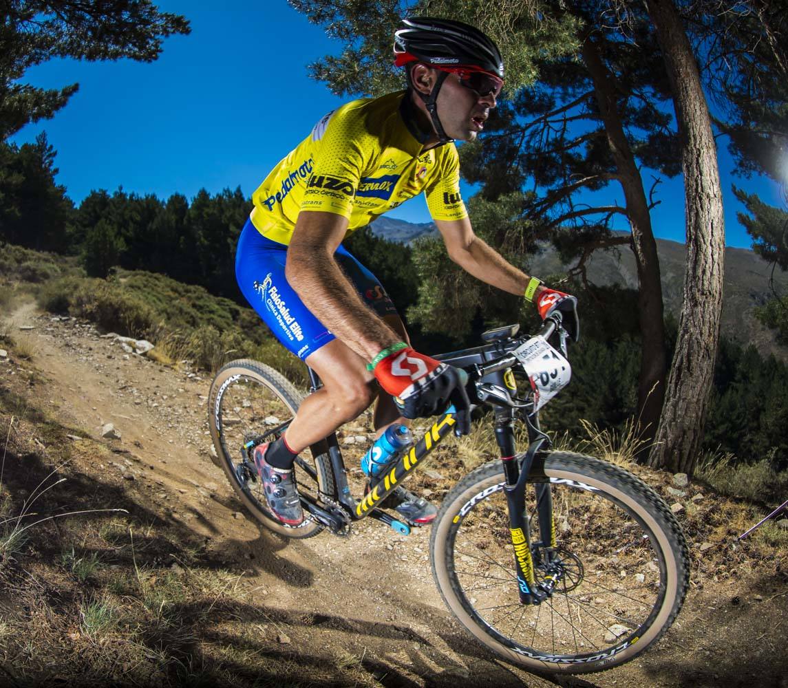 Ciclistas de todas las provincias andaluzas probaron su habilidad con la bicicleta en las curvas, subidas y descensos del circuito de Sierra Nevada