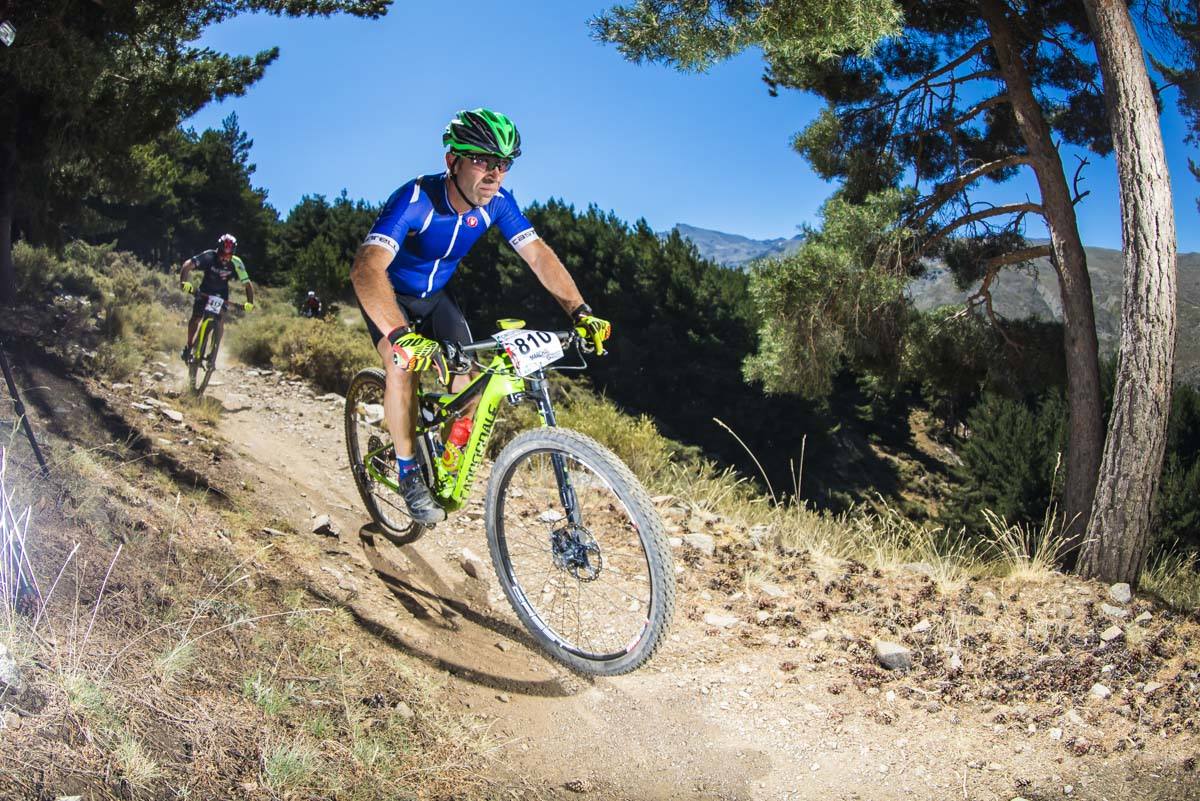 Ciclistas de todas las provincias andaluzas probaron su habilidad con la bicicleta en las curvas, subidas y descensos del circuito de Sierra Nevada