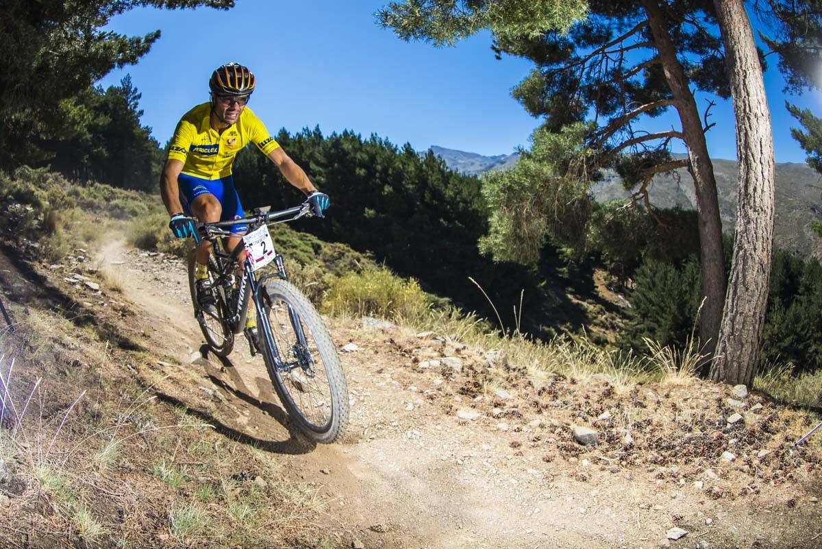 Ciclistas de todas las provincias andaluzas probaron su habilidad con la bicicleta en las curvas, subidas y descensos del circuito de Sierra Nevada