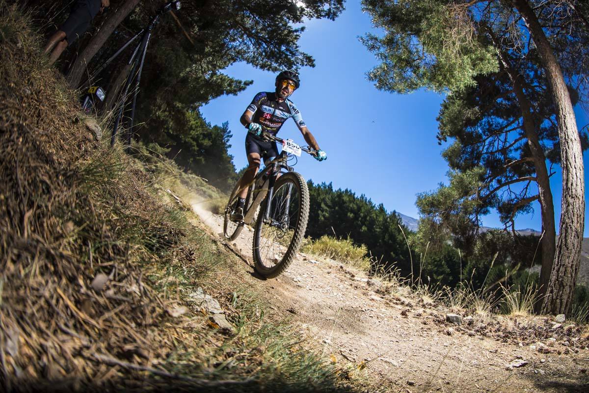 Ciclistas de todas las provincias andaluzas probaron su habilidad con la bicicleta en las curvas, subidas y descensos del circuito de Sierra Nevada