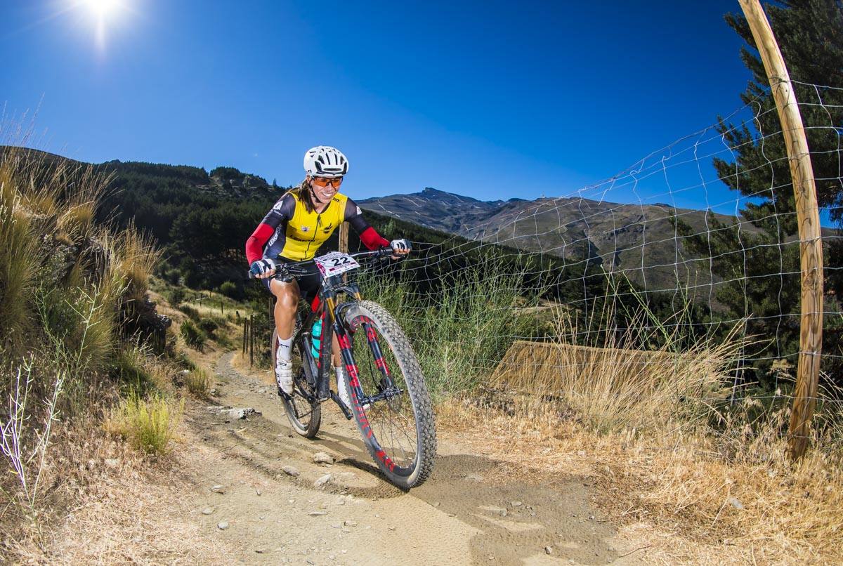 Ciclistas de todas las provincias andaluzas probaron su habilidad con la bicicleta en las curvas, subidas y descensos del circuito de Sierra Nevada