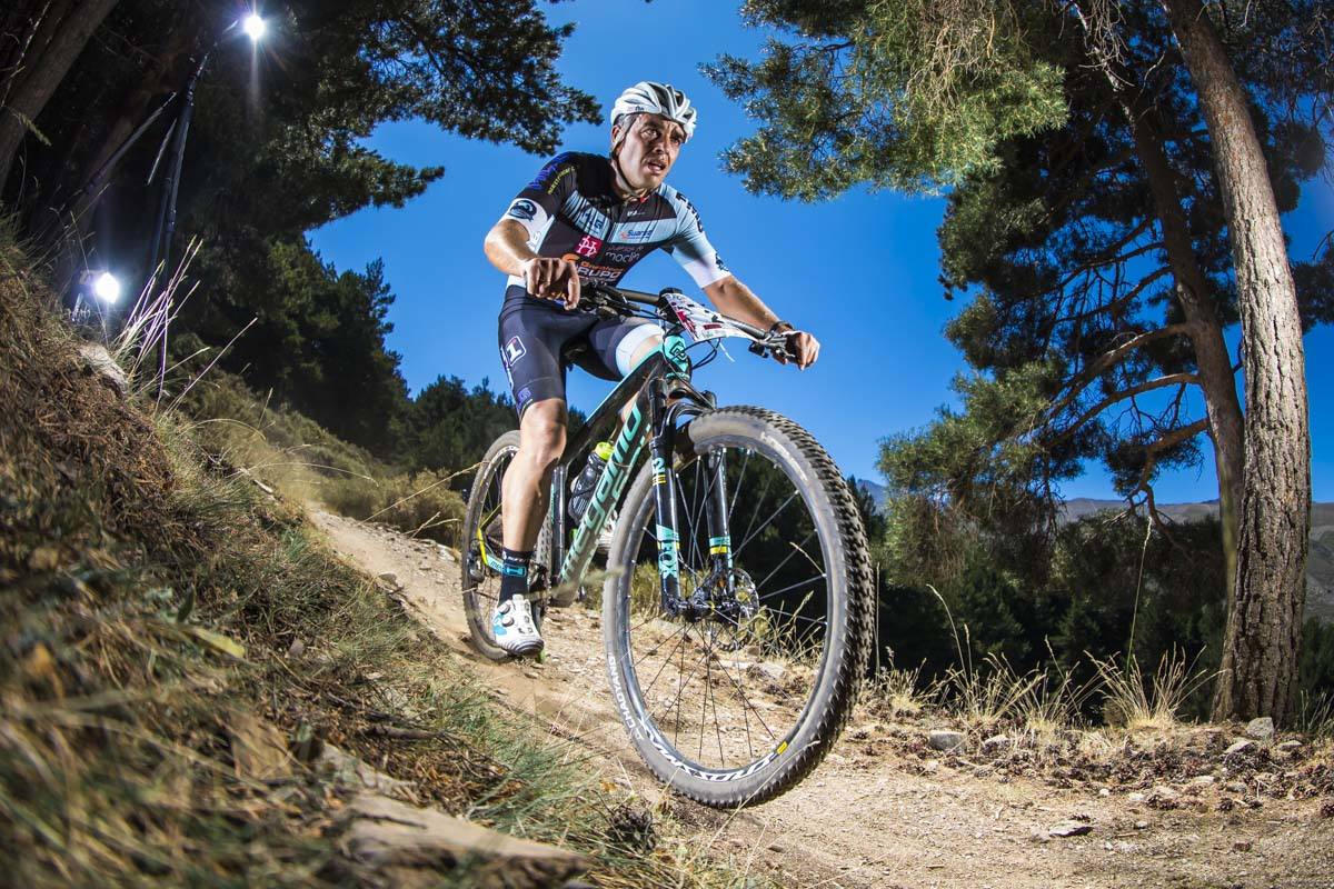 Ciclistas de todas las provincias andaluzas probaron su habilidad con la bicicleta en las curvas, subidas y descensos del circuito de Sierra Nevada