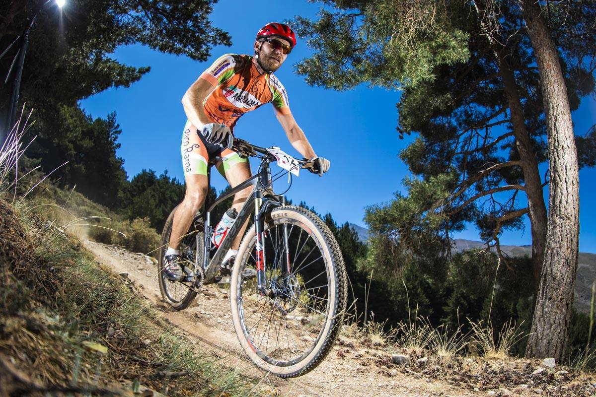Ciclistas de todas las provincias andaluzas probaron su habilidad con la bicicleta en las curvas, subidas y descensos del circuito de Sierra Nevada
