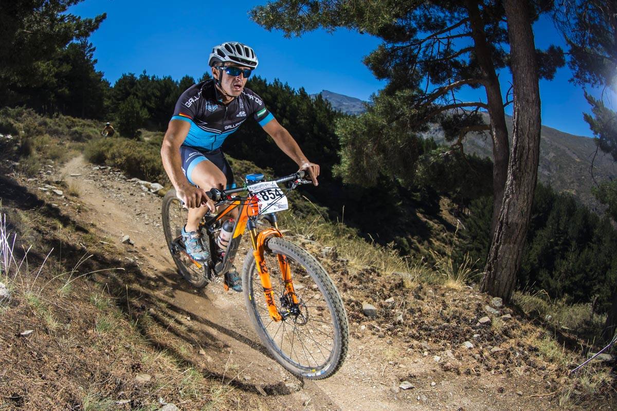 Ciclistas de todas las provincias andaluzas probaron su habilidad con la bicicleta en las curvas, subidas y descensos del circuito de Sierra Nevada