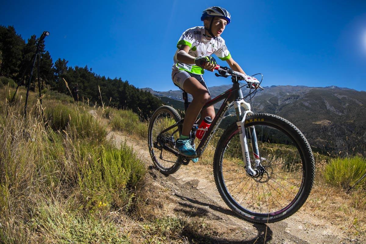 Ciclistas de todas las provincias andaluzas probaron su habilidad con la bicicleta en las curvas, subidas y descensos del circuito de Sierra Nevada