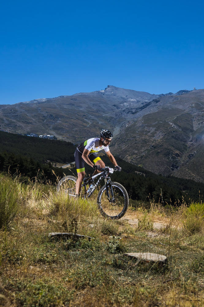 Ciclistas de todas las provincias andaluzas probaron su habilidad con la bicicleta en las curvas, subidas y descensos del circuito de Sierra Nevada