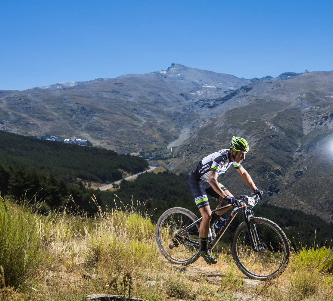 Ciclistas de todas las provincias andaluzas probaron su habilidad con la bicicleta en las curvas, subidas y descensos del circuito de Sierra Nevada