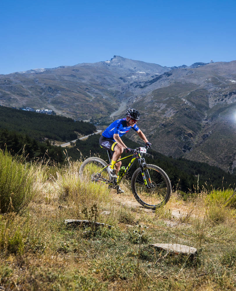 Ciclistas de todas las provincias andaluzas probaron su habilidad con la bicicleta en las curvas, subidas y descensos del circuito de Sierra Nevada