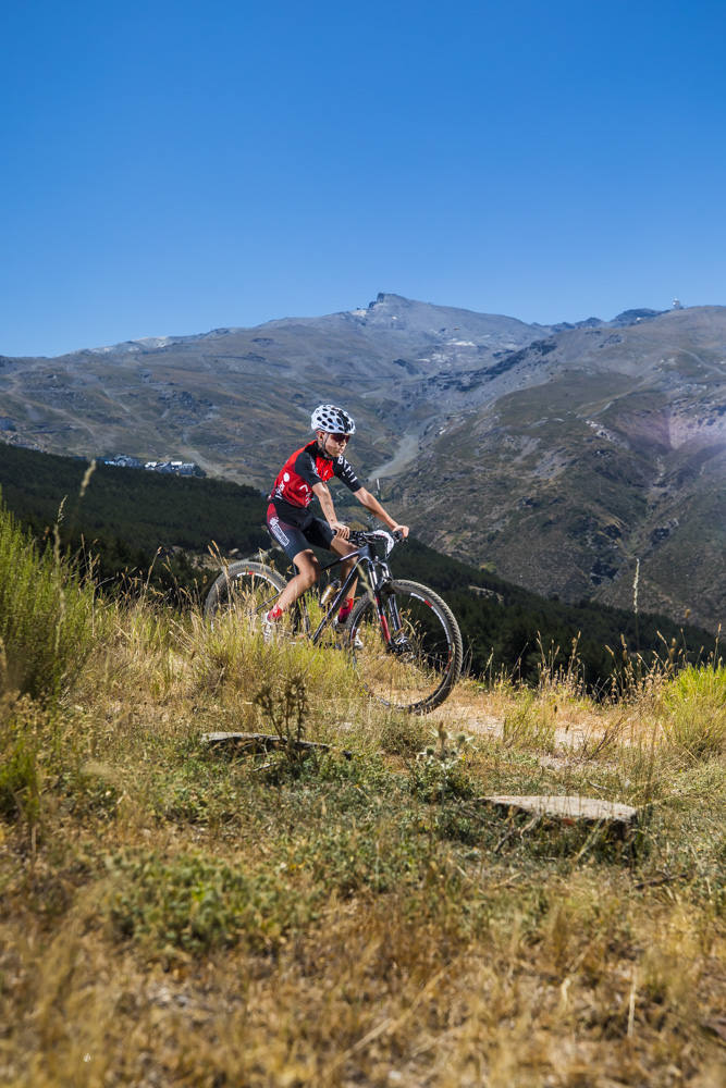 Ciclistas de todas las provincias andaluzas probaron su habilidad con la bicicleta en las curvas, subidas y descensos del circuito de Sierra Nevada