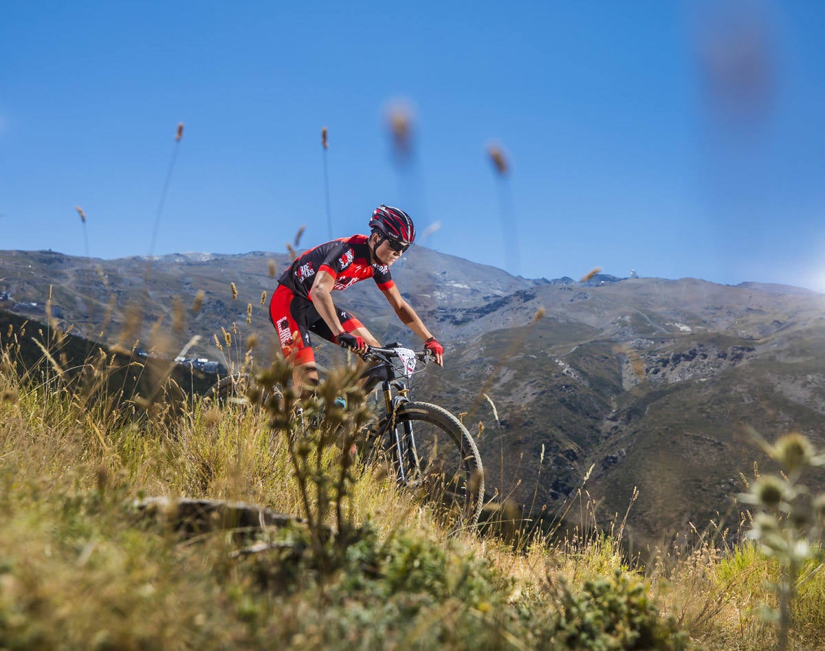 Ciclistas de todas las provincias andaluzas probaron su habilidad con la bicicleta en las curvas, subidas y descensos del circuito de Sierra Nevada
