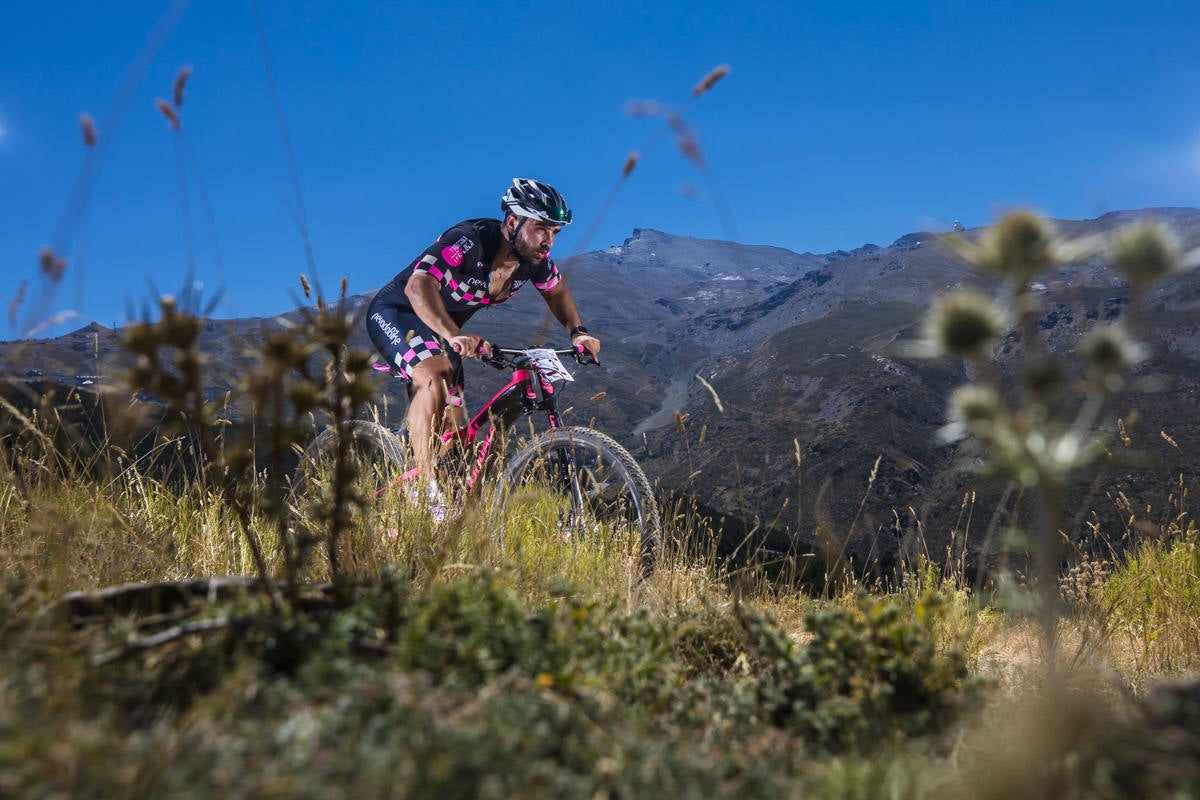 Ciclistas de todas las provincias andaluzas probaron su habilidad con la bicicleta en las curvas, subidas y descensos del circuito de Sierra Nevada
