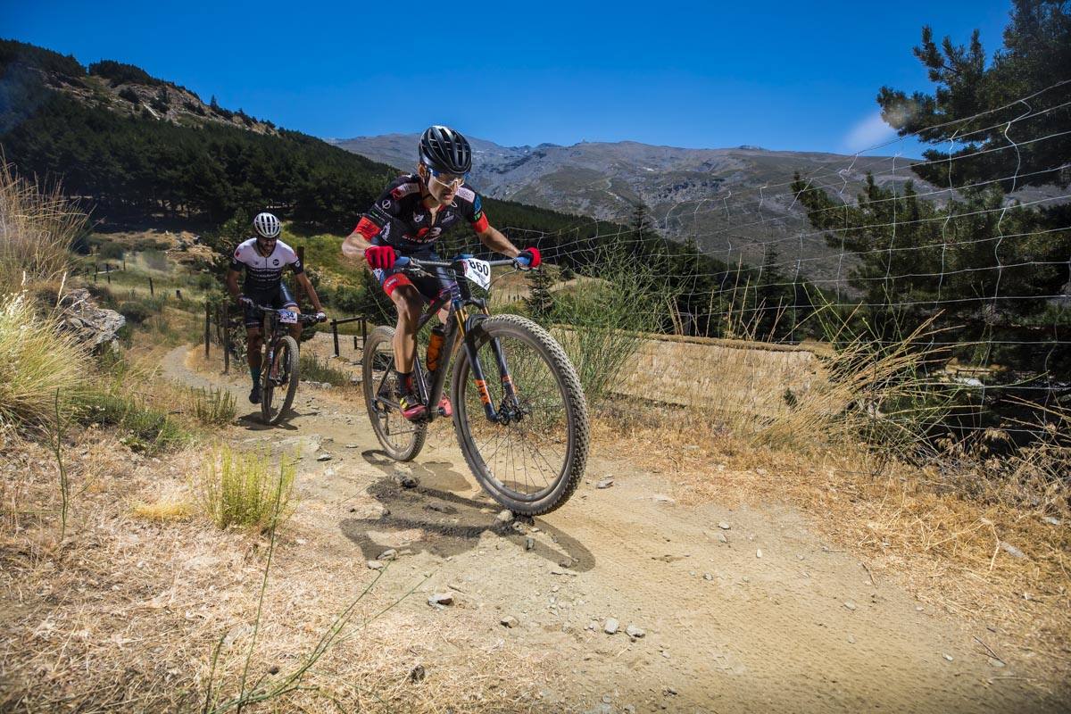 Ciclistas de todas las provincias andaluzas probaron su habilidad con la bicicleta en las curvas, subidas y descensos del circuito de Sierra Nevada