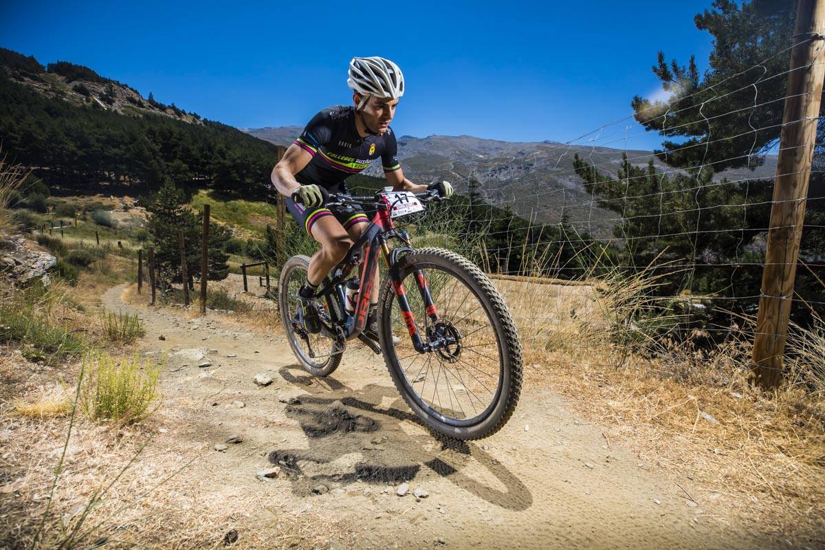 Ciclistas de todas las provincias andaluzas probaron su habilidad con la bicicleta en las curvas, subidas y descensos del circuito de Sierra Nevada