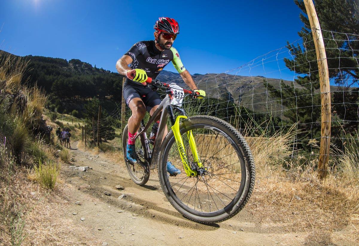 Ciclistas de todas las provincias andaluzas probaron su habilidad con la bicicleta en las curvas, subidas y descensos del circuito de Sierra Nevada