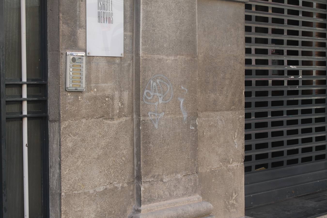 La capital sigue sufriendo de pintadas que ensucian la fachada de edificios y monumentos