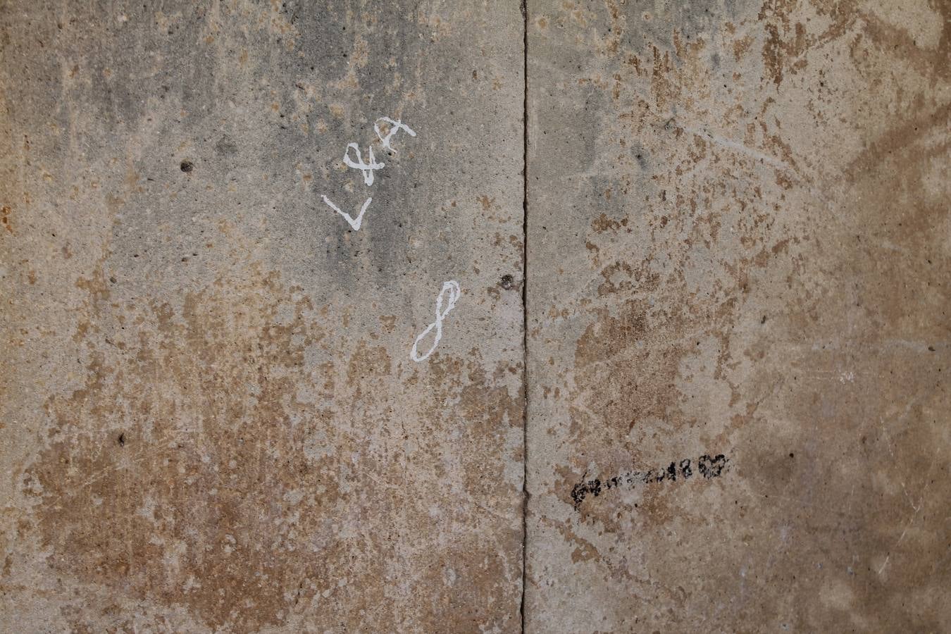 La capital sigue sufriendo de pintadas que ensucian la fachada de edificios y monumentos