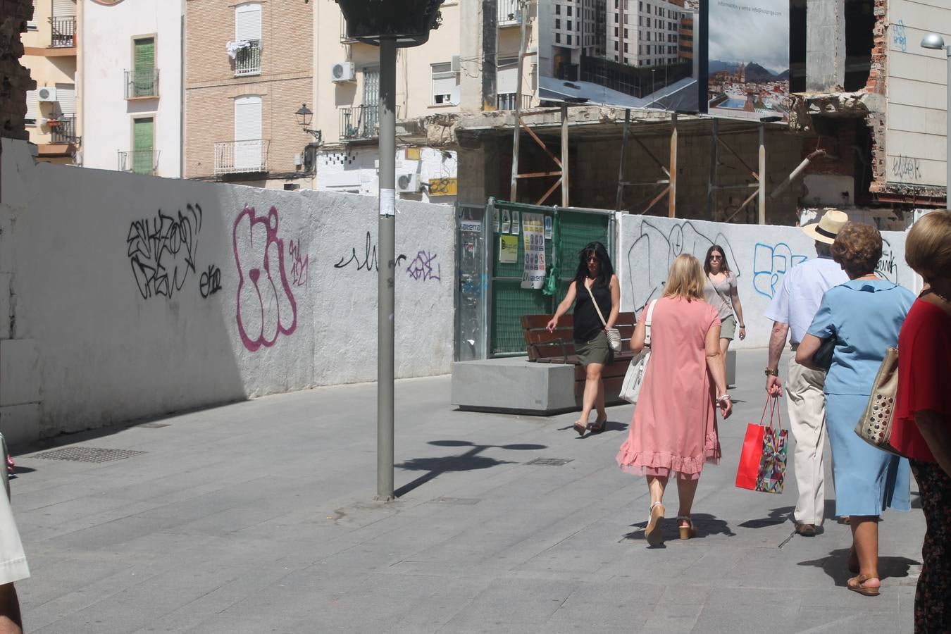 La capital sigue sufriendo de pintadas que ensucian la fachada de edificios y monumentos