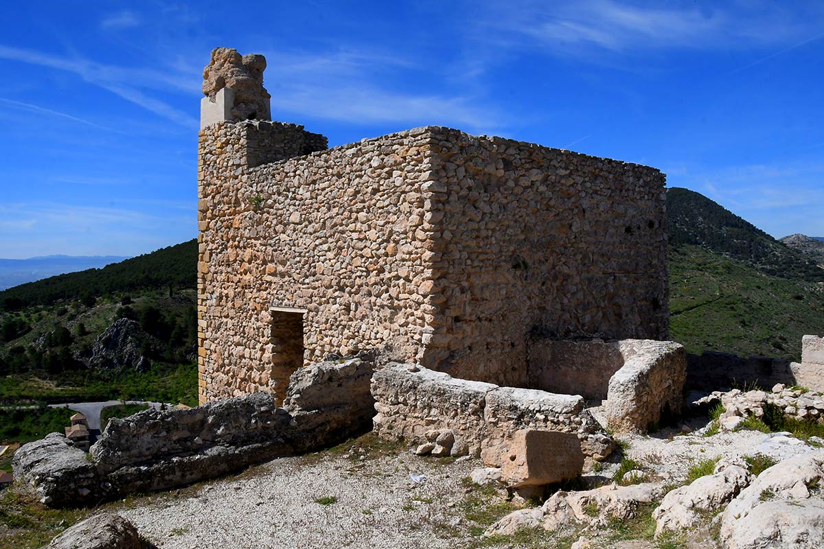 Sobre un inexpugnable picacho se alza el castillo donde los Reyes Católicos mantuvieron al 'infantico' el hijo pequeño de Boabdil. La ruta del Gollizno.