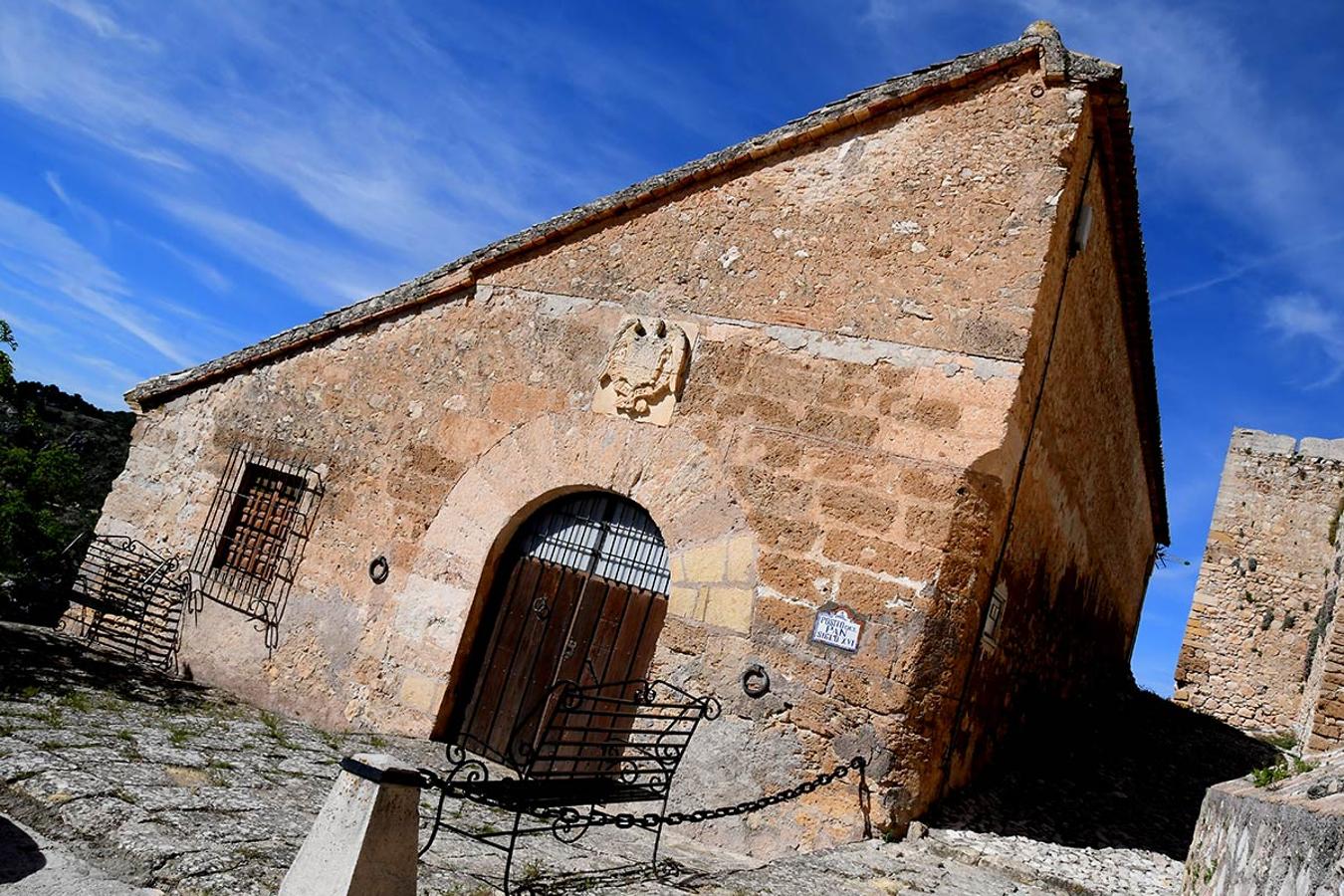 Sobre un inexpugnable picacho se alza el castillo donde los Reyes Católicos mantuvieron al 'infantico' el hijo pequeño de Boabdil. La ruta del Gollizno.