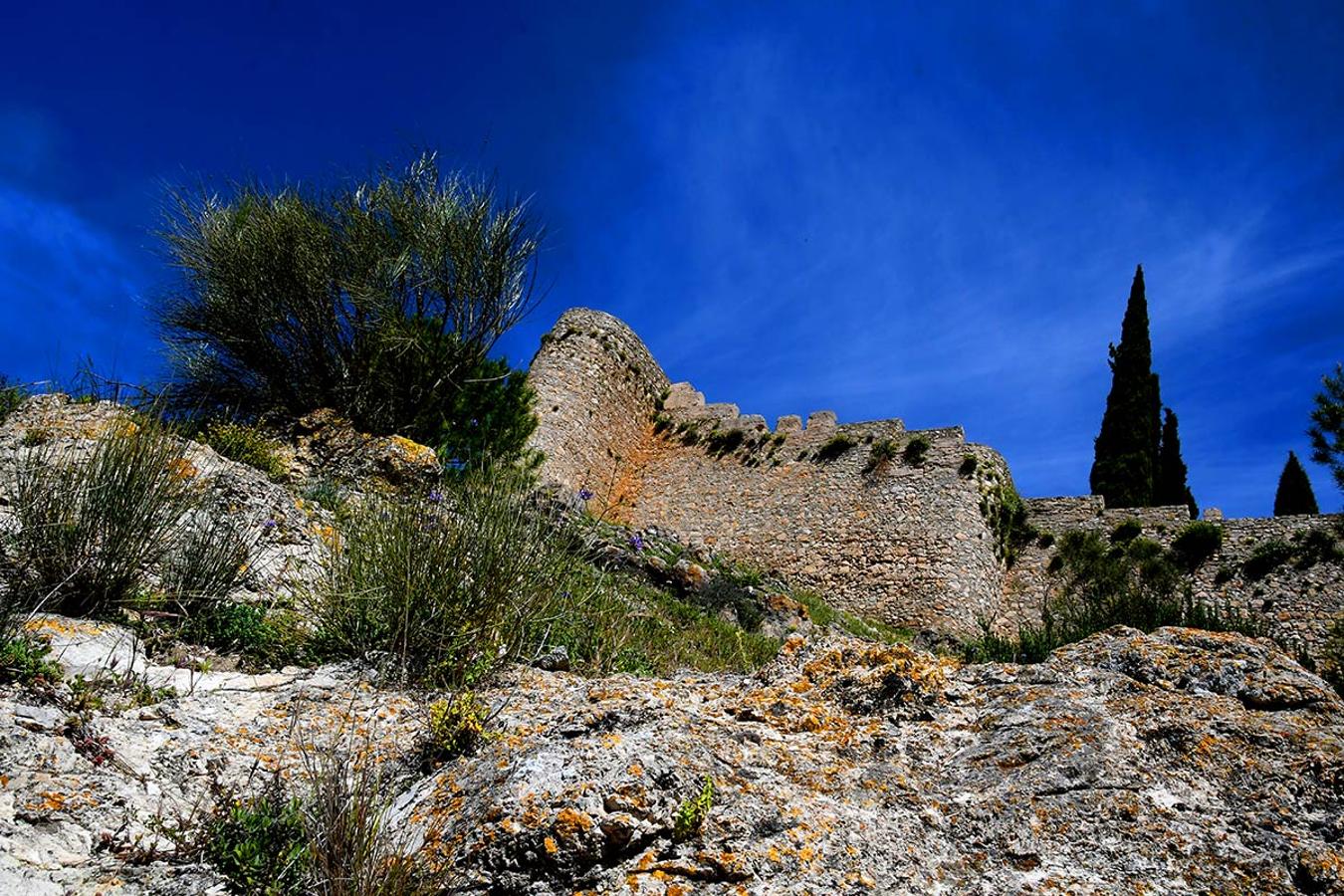 Sobre un inexpugnable picacho se alza el castillo donde los Reyes Católicos mantuvieron al 'infantico' el hijo pequeño de Boabdil. La ruta del Gollizno.