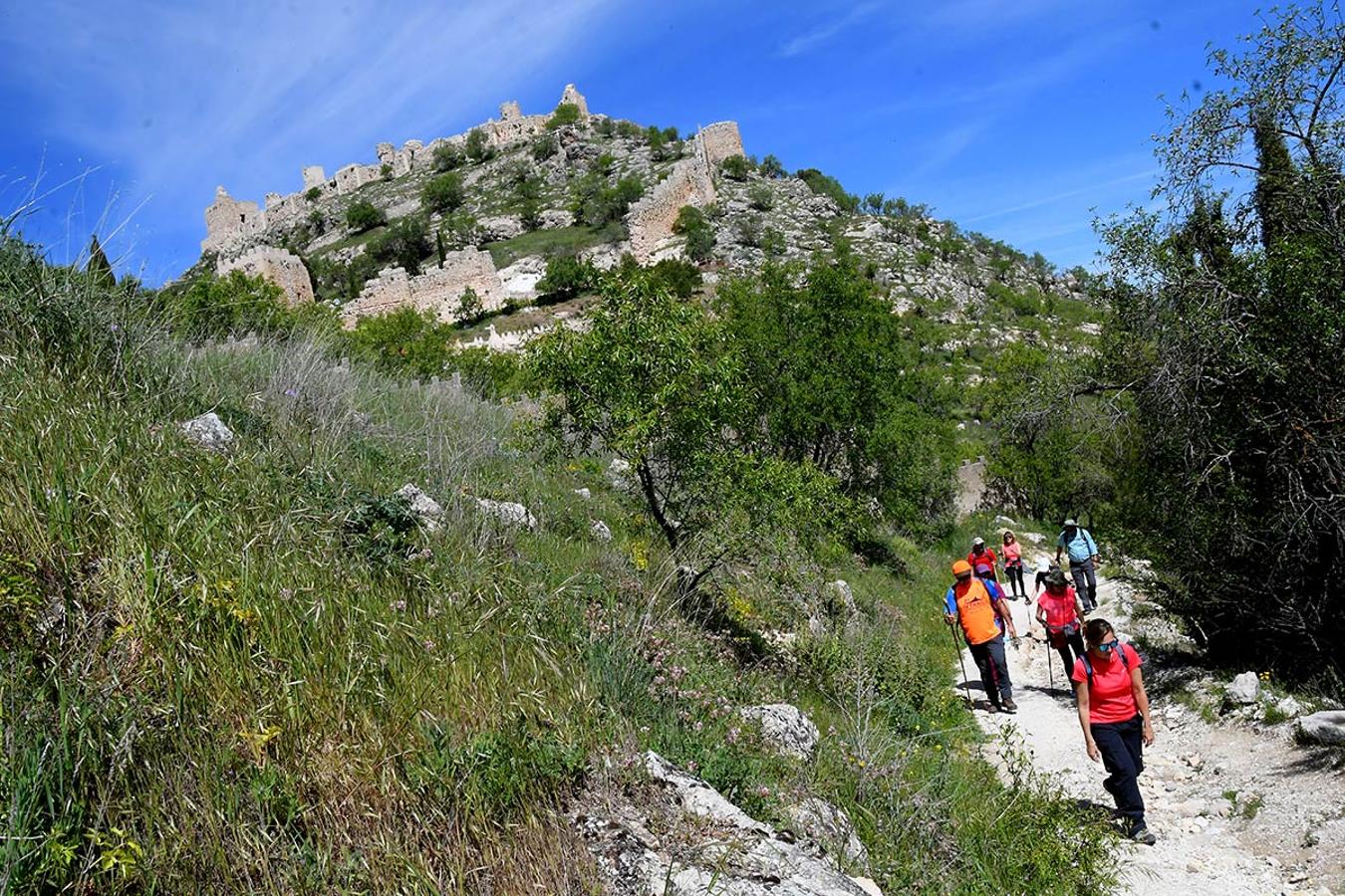 Sobre un inexpugnable picacho se alza el castillo donde los Reyes Católicos mantuvieron al 'infantico' el hijo pequeño de Boabdil. La ruta del Gollizno.