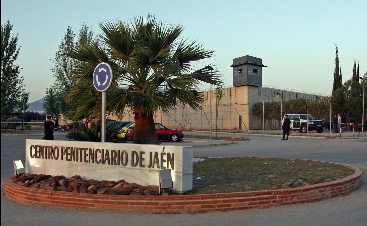 Agresión en Jaén: patadas, puñetazos y mordiscos a tres funcionarios de la cárcel