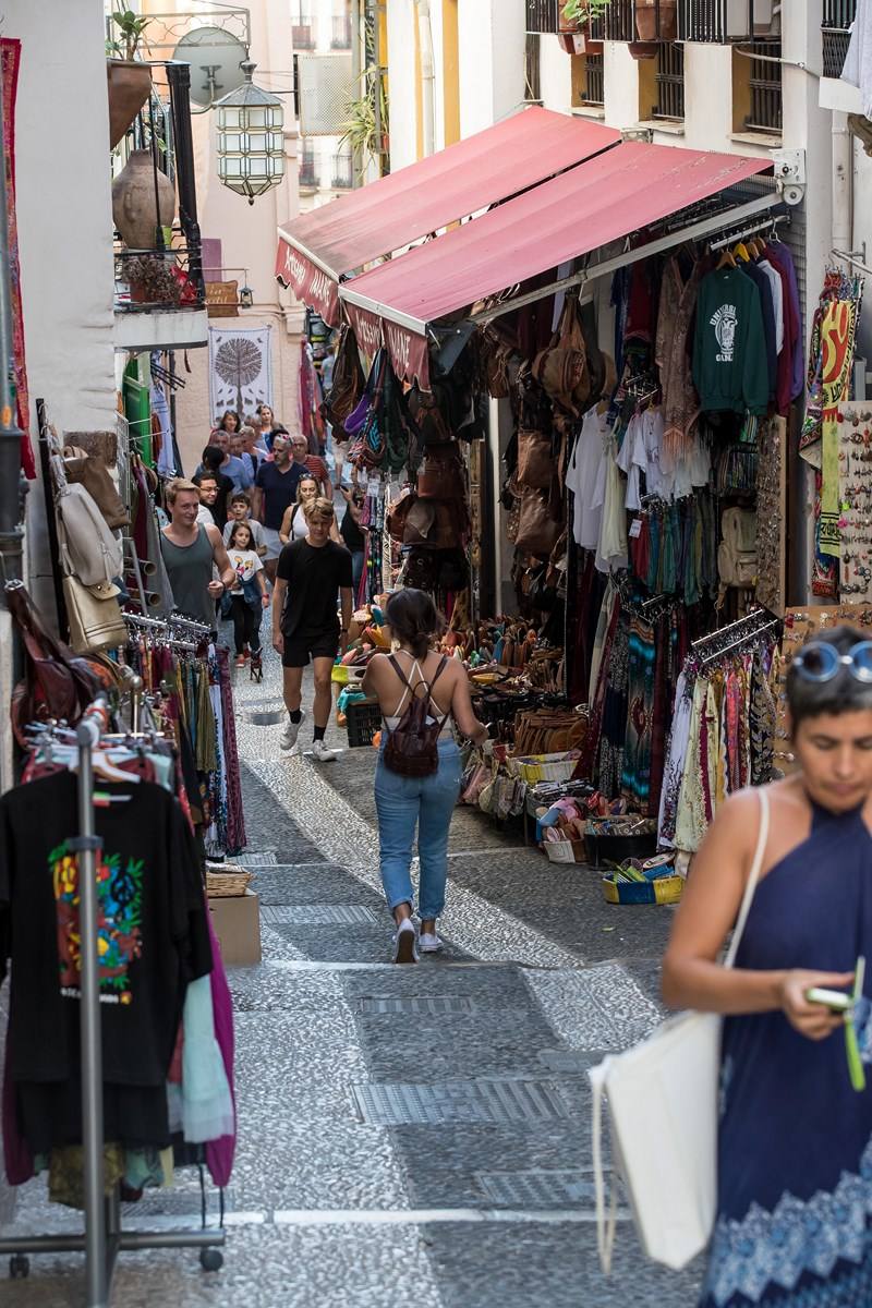 A pesar de que existe un reglamento para no ocupar la vía, los comerciantes han ido ocupando el espacio en la calle por el que se creó dicha ordenanza