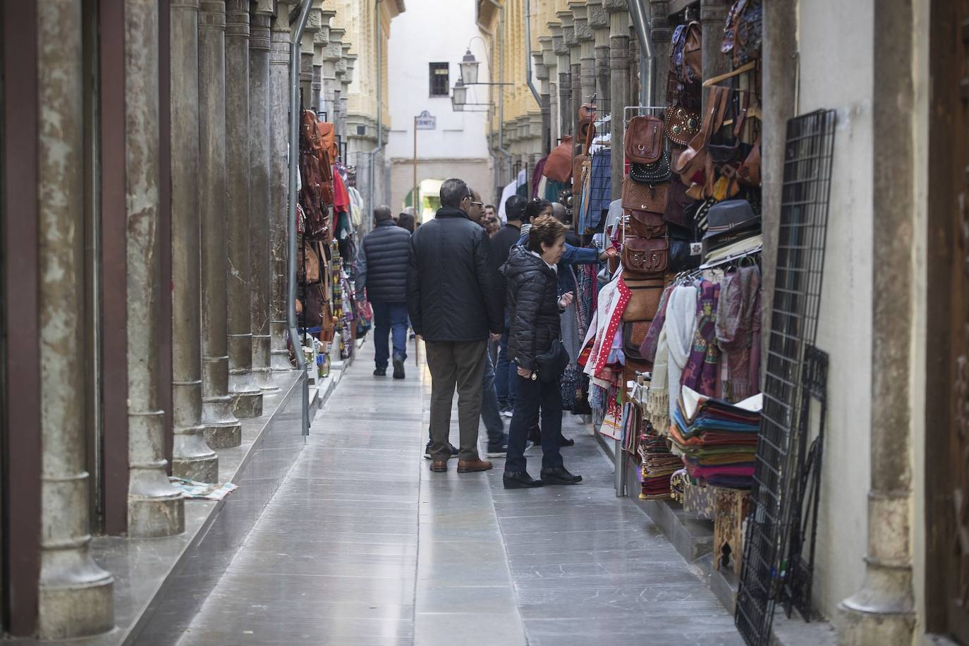 Tras la entrada en vigor de la ordenanza y unos cuantos meses después se respetó, pero la 'picaresca' de los comerciantes ha hecho que se recupere poco a poco la imagen anterior