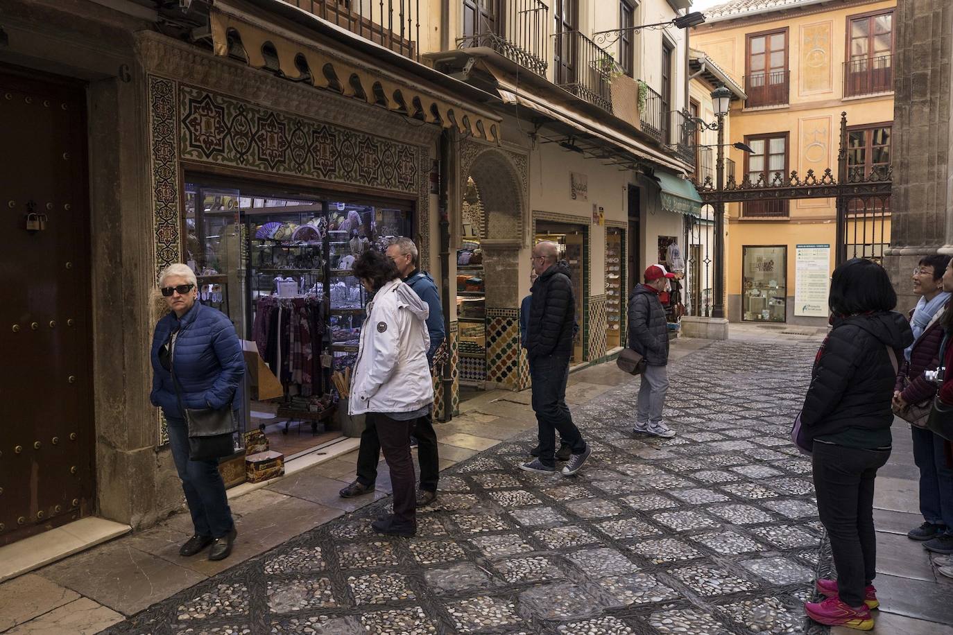 Tras la entrada en vigor de la ordenanza y unos cuantos meses después se respetó, pero la 'picaresca' de los comerciantes ha hecho que se recupere poco a poco la imagen anterior